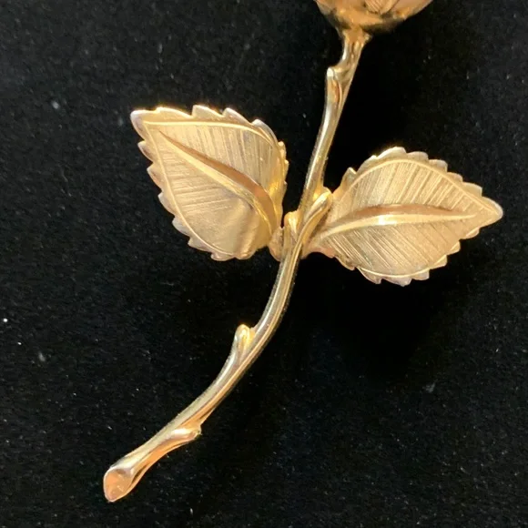 LOT OF 4 60’s GOLDEN LEAF BROOCHES AND ROSE BROOCH - Picture 4 of 13